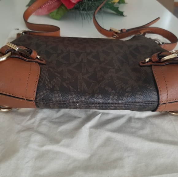 🔥SALE🔥 Beautiful MK Signature Shoulder Bag - Picture 4 of 4